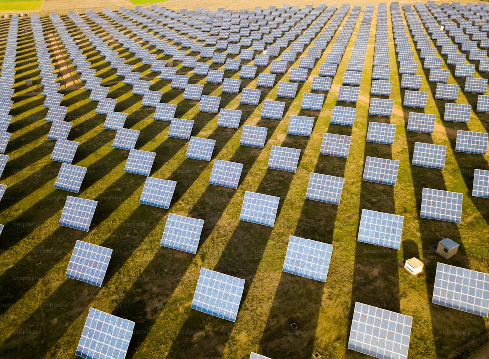 Pannelli solari fotovoltaici sul campo, foto aerea