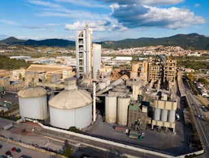 Vista do drone da área industrial da fábrica de cimento, Catalunha, Espanha