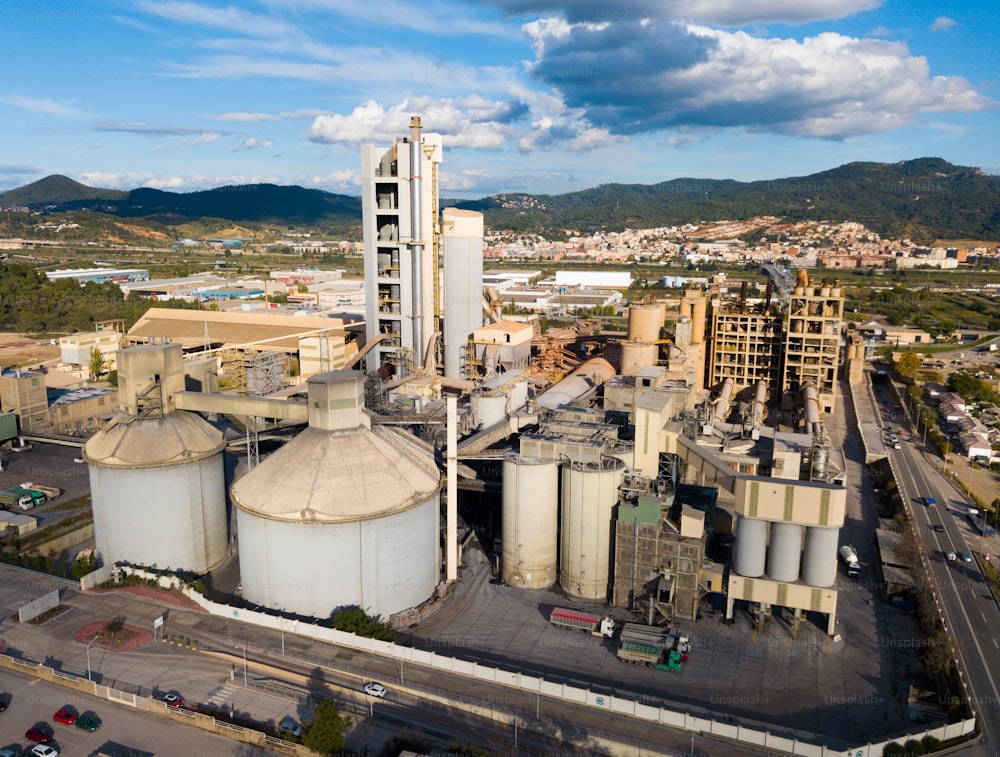 Blick von der Drohne auf das Industriegebiet des Zementwerks, Katalonien, Spanien