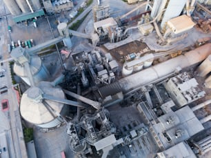 スペイン、カタルーニャのセメント工場工業地帯のドローンからの眺め