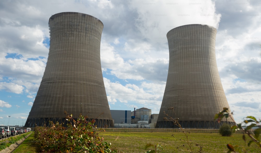 Torres de arrefecimento da central nuclear de Dampierre, França