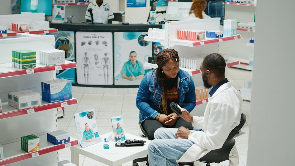 Jovem farmacêutico dando frascos de medicamentos aos clientes, explicando sobre o tratamento prescrito e cura da doença. Especialista em saúde masculina falando sobre frascos de suplementos, pacotes de comprimidos.