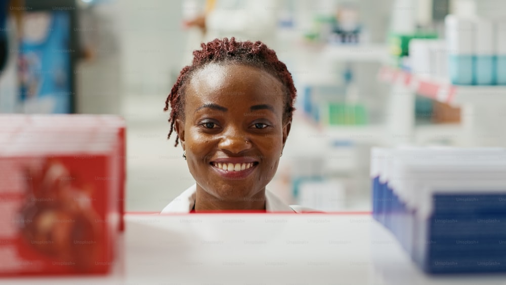 Jovem farmacêutico organizando frascos de pílulas em prateleiras, colocando medicamentos e suplementos nas prateleiras das farmácias. Trabalhadora que organiza vitaminas e produtos de saúde. De perto.