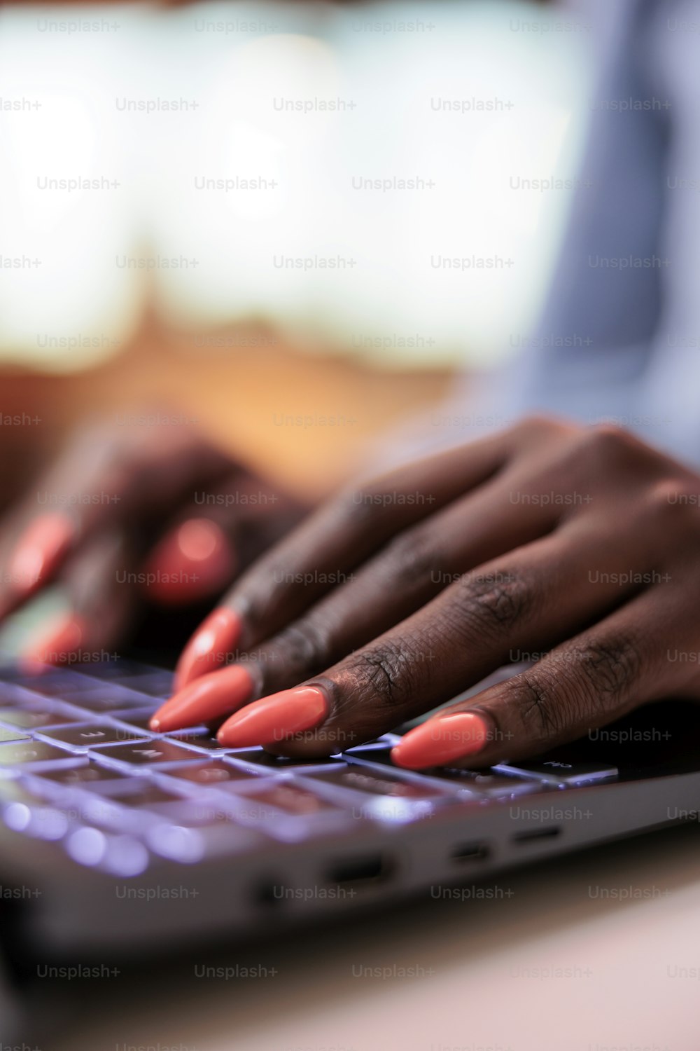 아프리카계 미국인 회사 원격 근무자가 노트북 키보드에 메시지를 입력하고, 잘 손질된 손톱을 가까이서 볼 수 있습니다. 젊은 회사 직원, 컴퓨터에 이메일 쓰기, 손에 집중