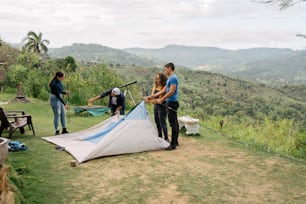 un groupe de personnes installant une tente