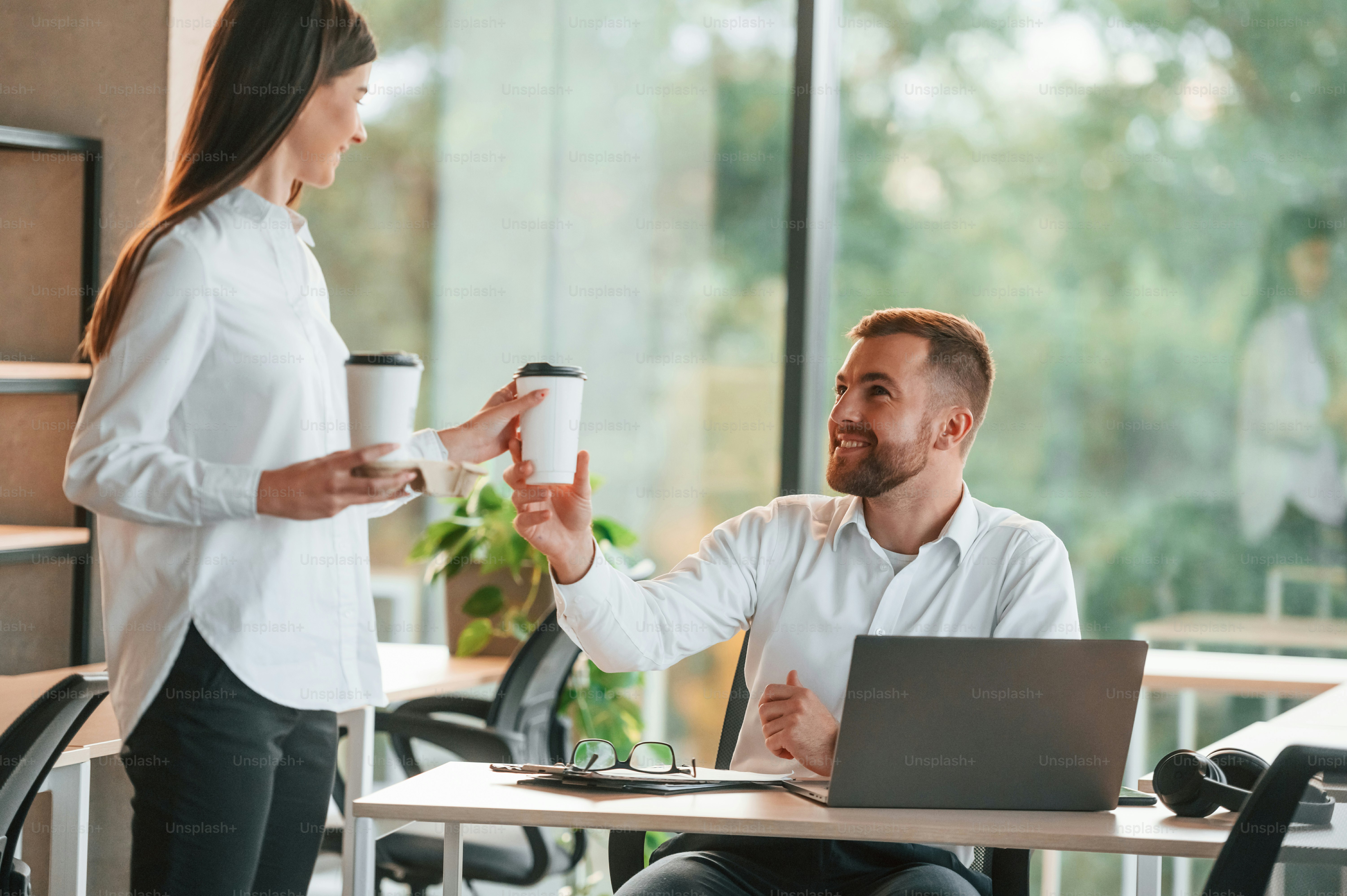 L'uomo e la donna lavorano insieme nell'ufficio moderno.