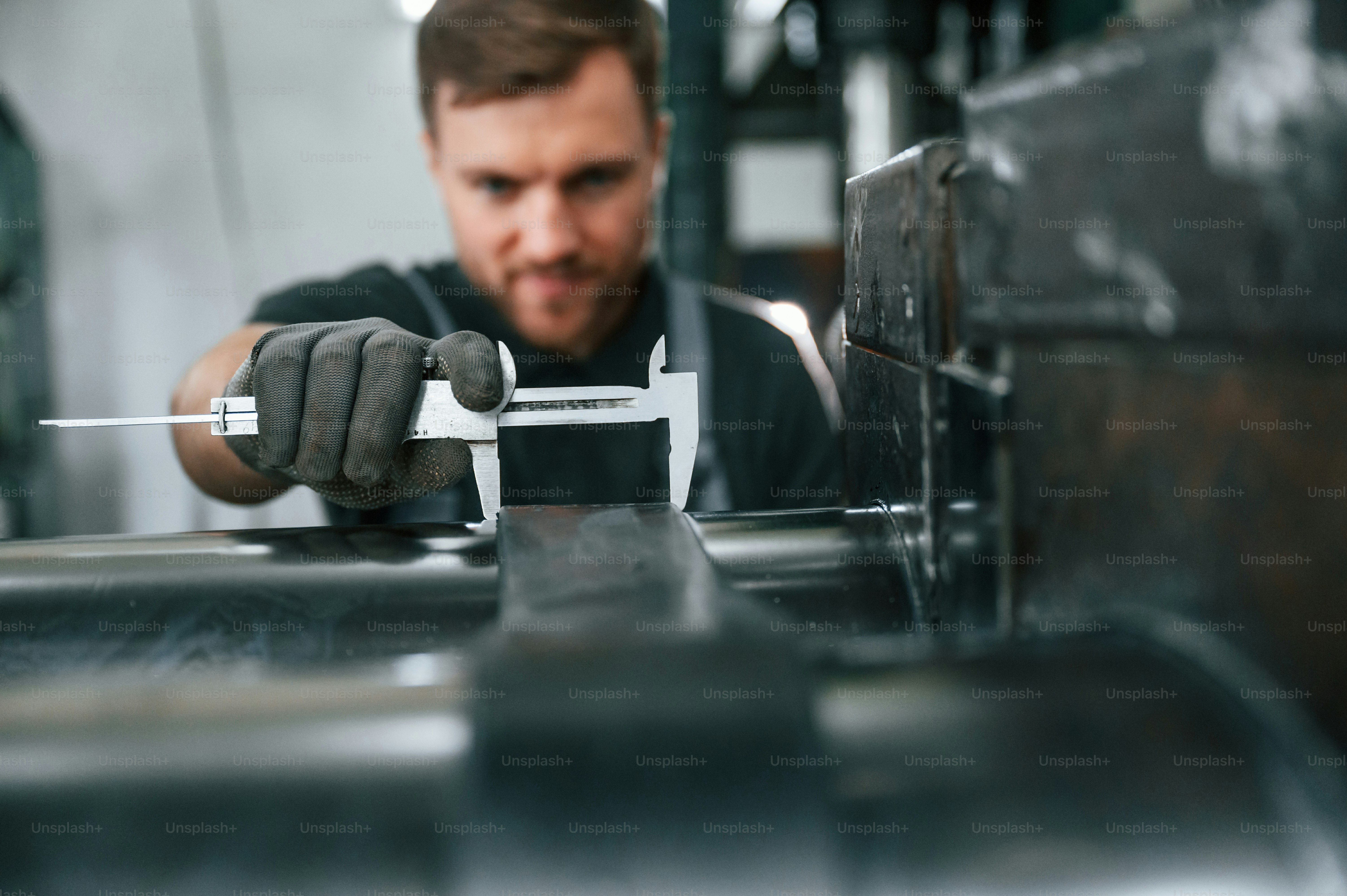 How Do Heavy-Duty Industrial Lathes Handle Large-Diameter Steel Components Efficiently?