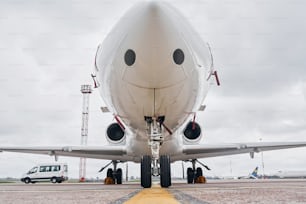 Vista frontal. Aviones turbohélice estacionados en la pista durante el día.