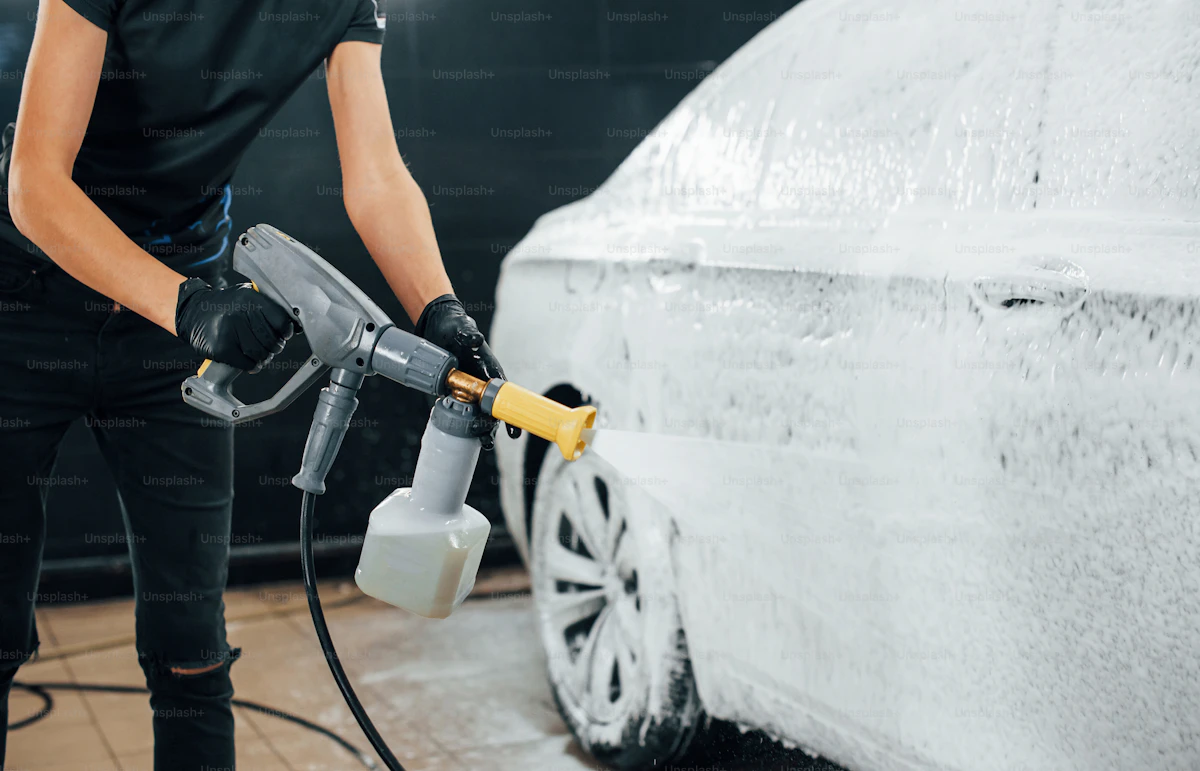 Innenraumreinigung und Pflege bei der Autoaufbereitung
