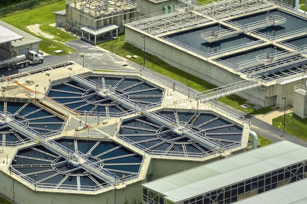 Vista aérea de una moderna instalación de limpieza de aguas en una planta de tratamiento de aguas residuales urbanas. Proceso de purificación de eliminación de productos químicos indeseables, sólidos suspendidos y gases de líquidos contaminados.