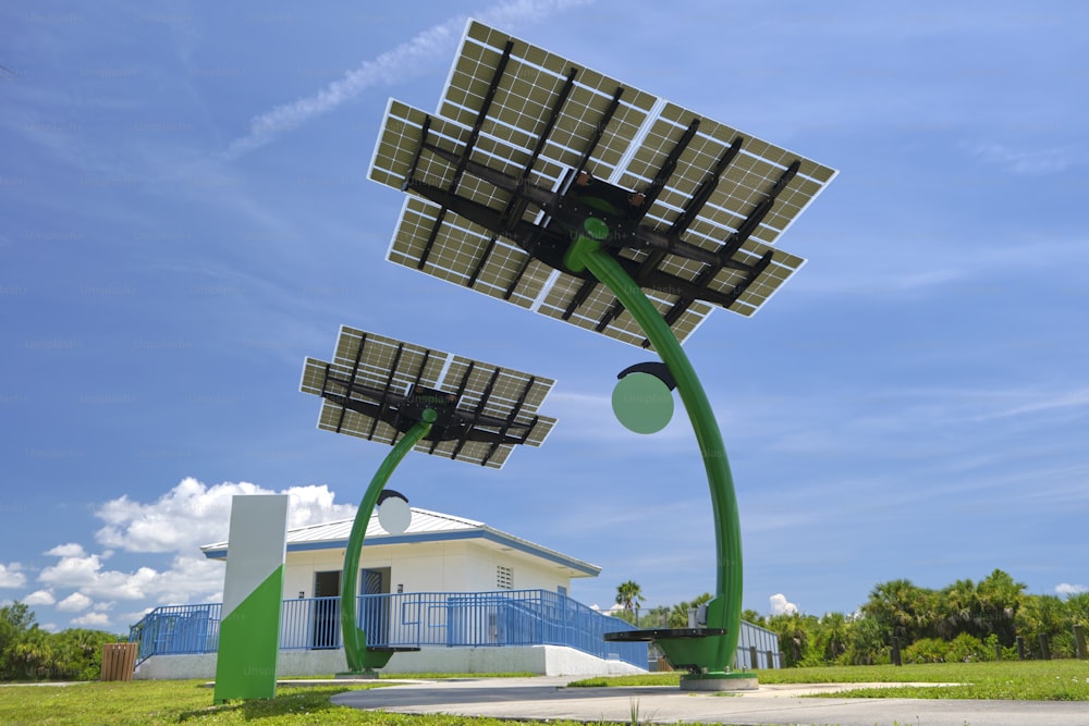 Panneaux solaires photovoltaïques montés sur le poteau de la rue de la ville pour l’alimentation électrique des lampadaires et des caméras de surveillance.