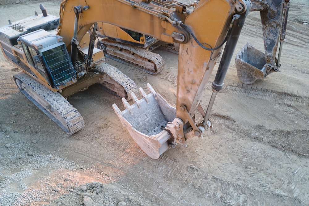 Local de mineração a céu aberto de materiais de pedra de areia de construção com equipamento de escavadeira para escavação de recursos de cascalho na pedreira.
