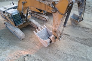 채석장에서 자갈 자원을 파기 위한 굴삭기 장비가 있는 건설 모래 석재의 노천 채굴 현장.