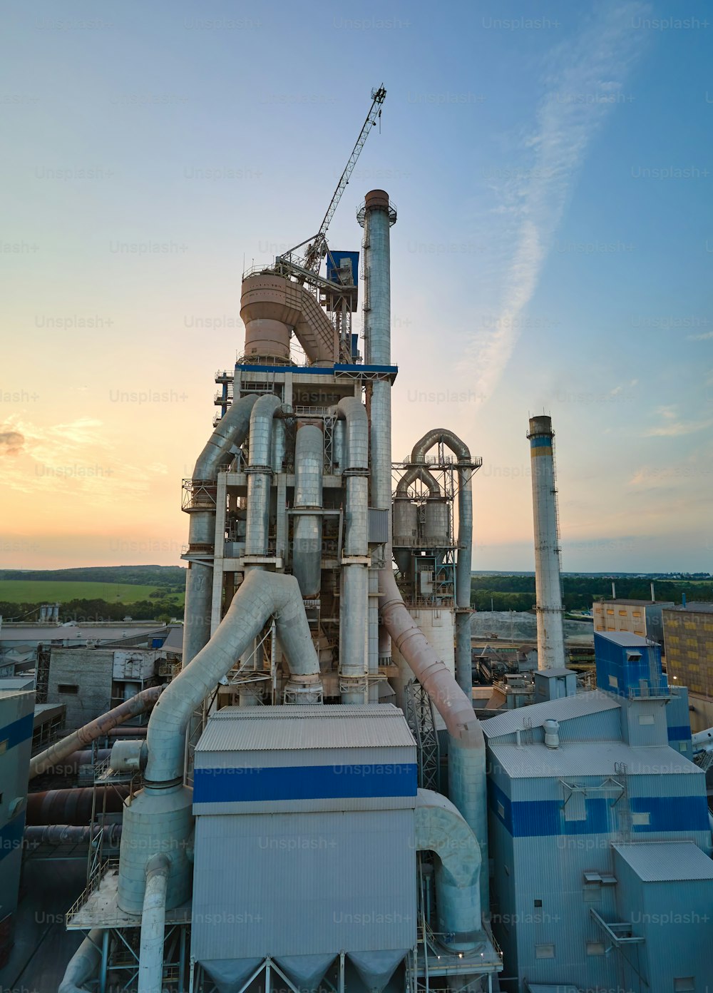 Vue aérienne de l’usine de ciment avec structure de centrale à béton élevée et grue à tour sur le site de production industrielle. Concept de fabrication et d’industrie mondiale.