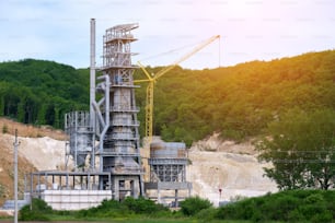 Zementwerk mit hoher Metallfabrikstruktur im industriellen Produktionsbereich. Herstellung und globales Industriekonzept.
