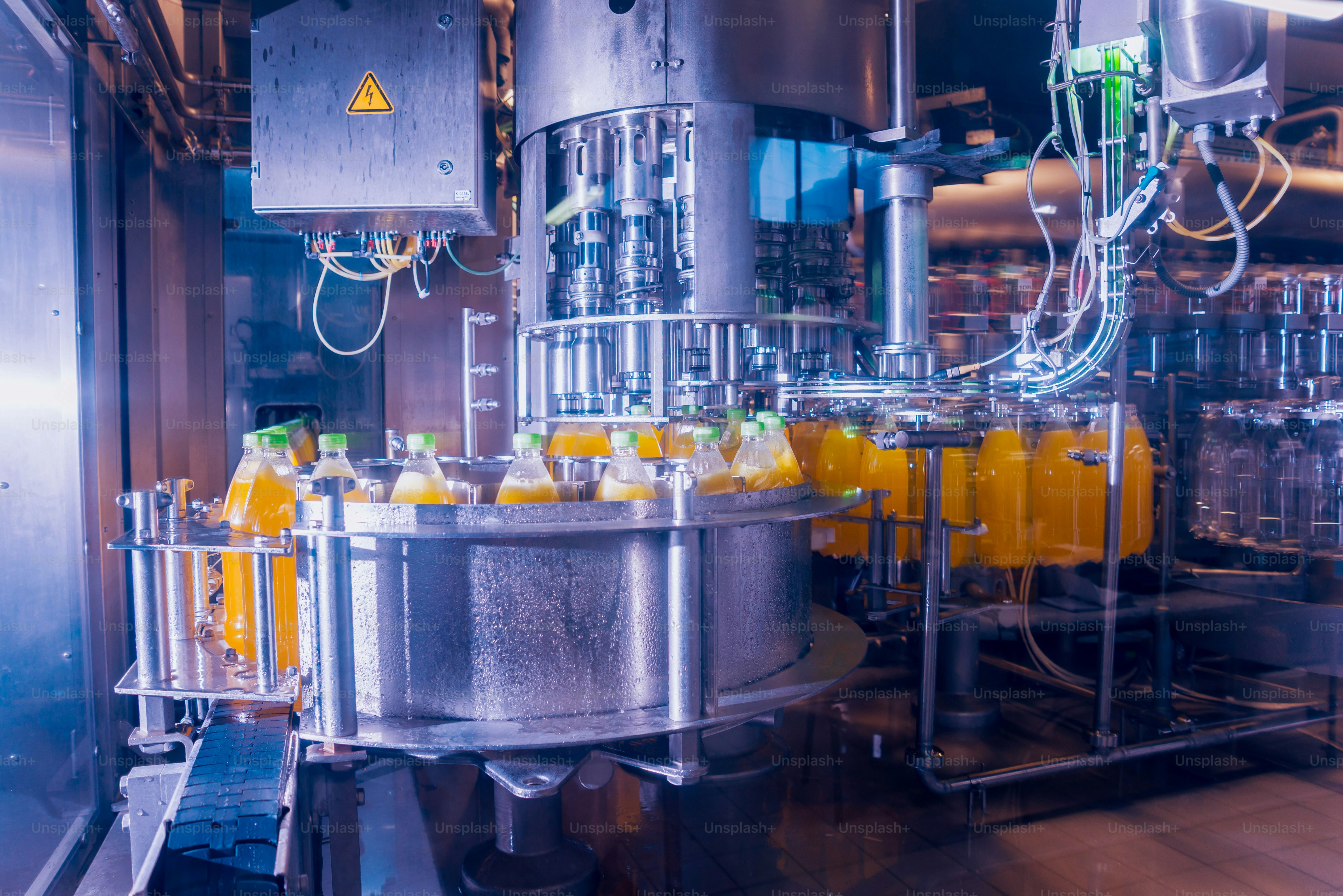 Automatische Abfüllmaschine gießt Wasser in PET-Plastikflaschen. Brauproduktion. Industrieller Hintergrund.