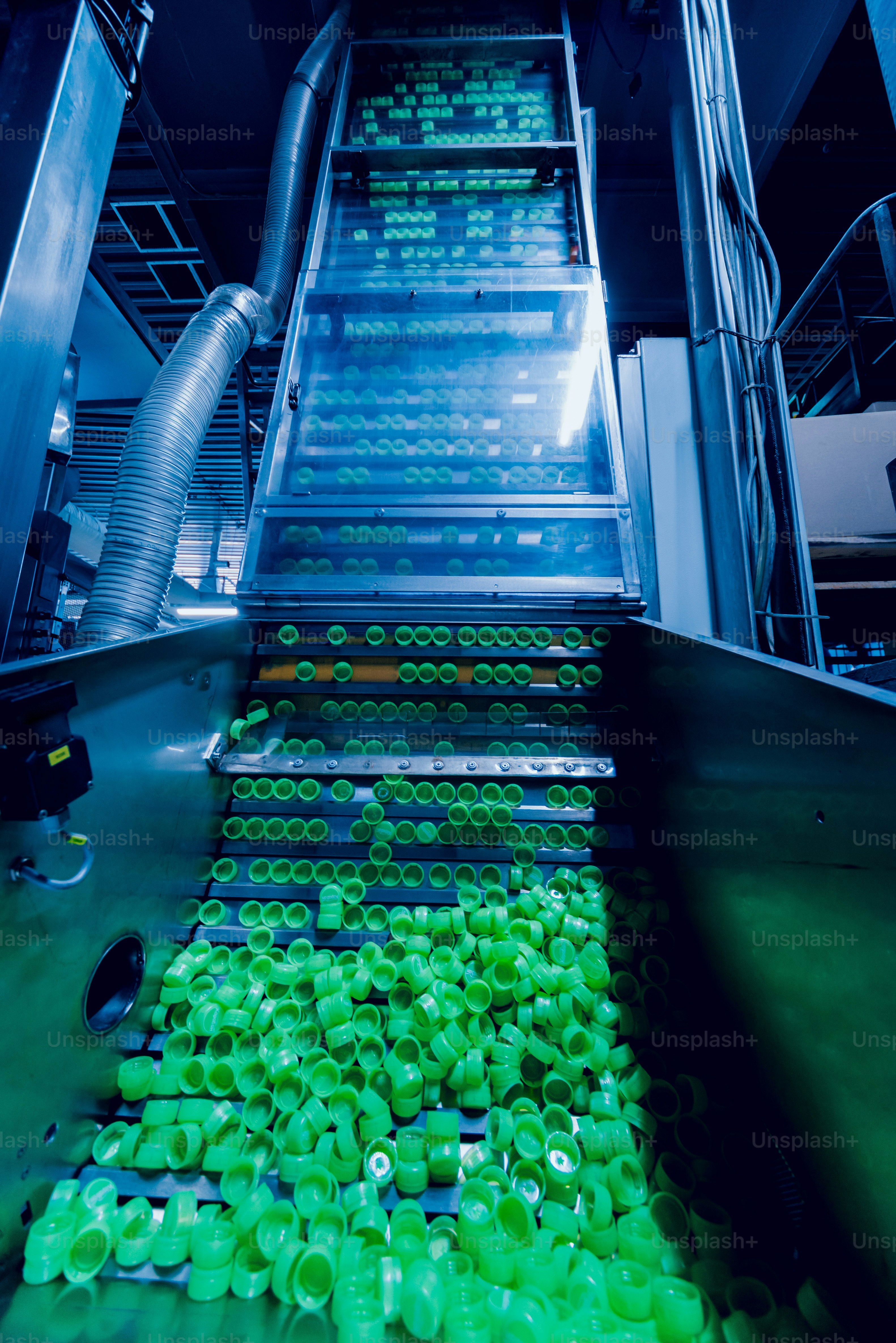 Intérieur de l’usine de boissons. Convoyeur avec bouteilles pour jus ou eau. Équipements modernes