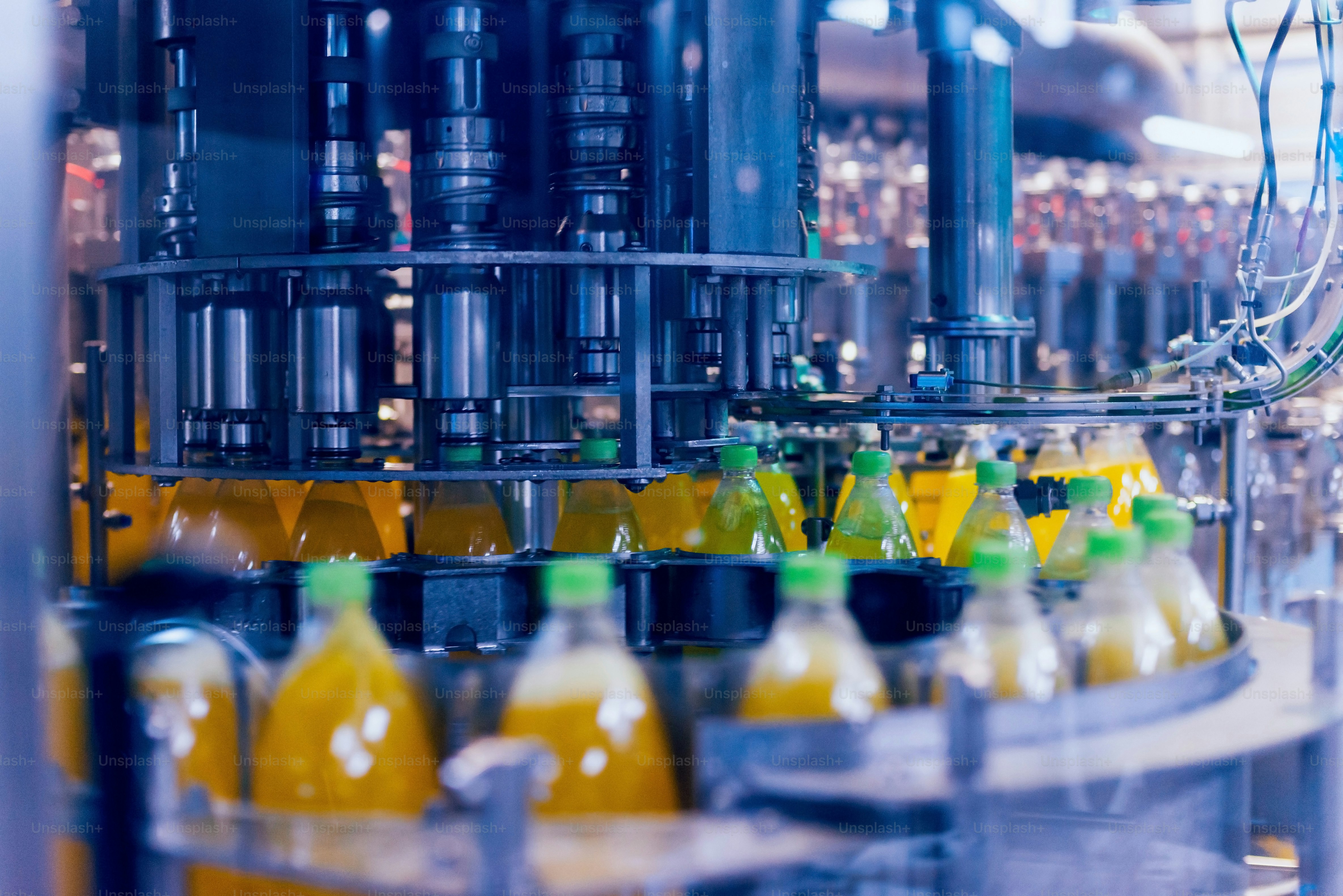 Automatische Abfüllmaschine gießt Wasser in PET-Plastikflaschen. Brauproduktion. Industrieller Hintergrund.