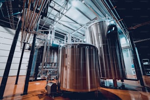 Attrezzature per la produzione di birra artigianale nel birrificio privato.