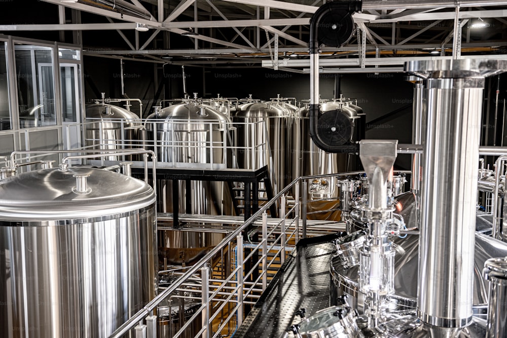 Equipamento de fabricação de cerveja artesanal em cervejaria privada.
