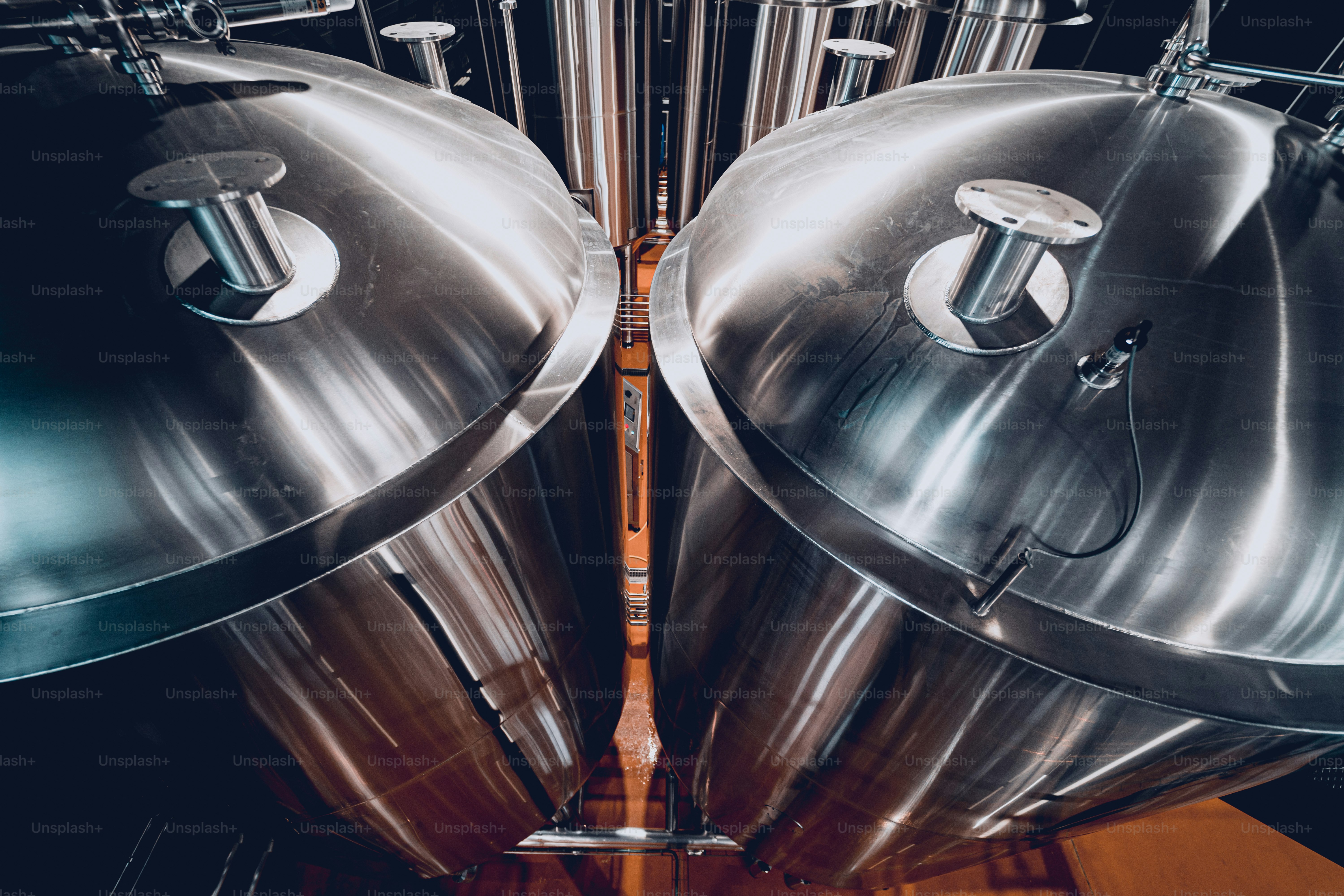 Equipo de elaboración de cerveza artesanal en la cervecería privada.