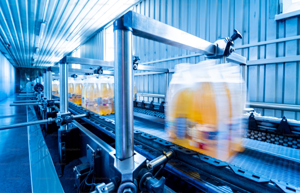 Moderne Umreifungs- und Transportmaschine für Verpackungslinie im Getränkewerk