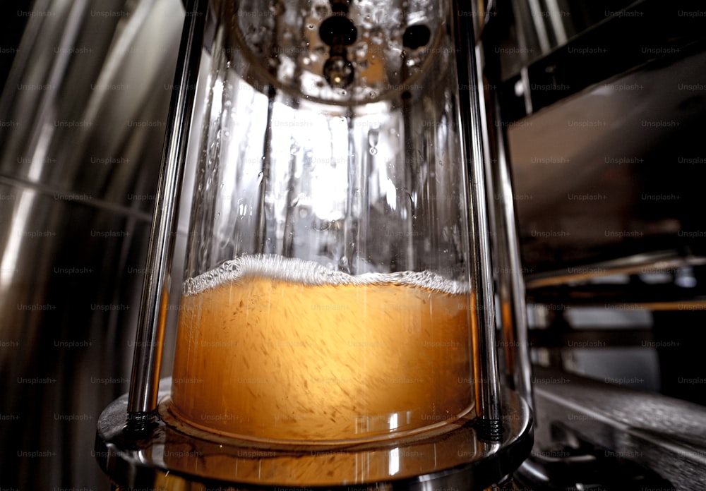 Attrezzature per la produzione di birra artigianale nel birrificio privato.