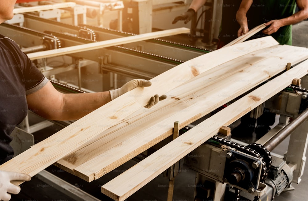 나무 바닥 공장의 생산 라인. CNC 자동 목공 기계. 산업 배경