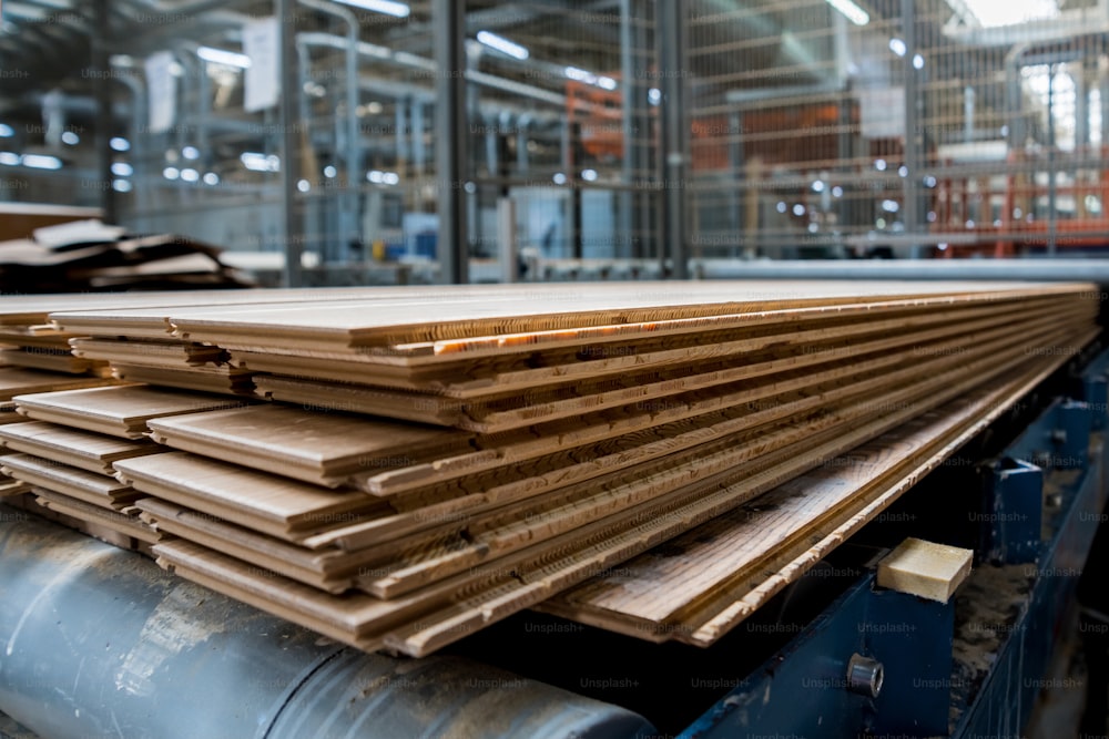 나무 바닥 공장의 생산 라인. CNC 자동 목공 기계. 산업 배경
