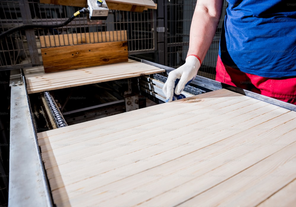 Linea di produzione della fabbrica di pavimenti in legno. Macchina automatica per la lavorazione del legno CNC. Background industriale