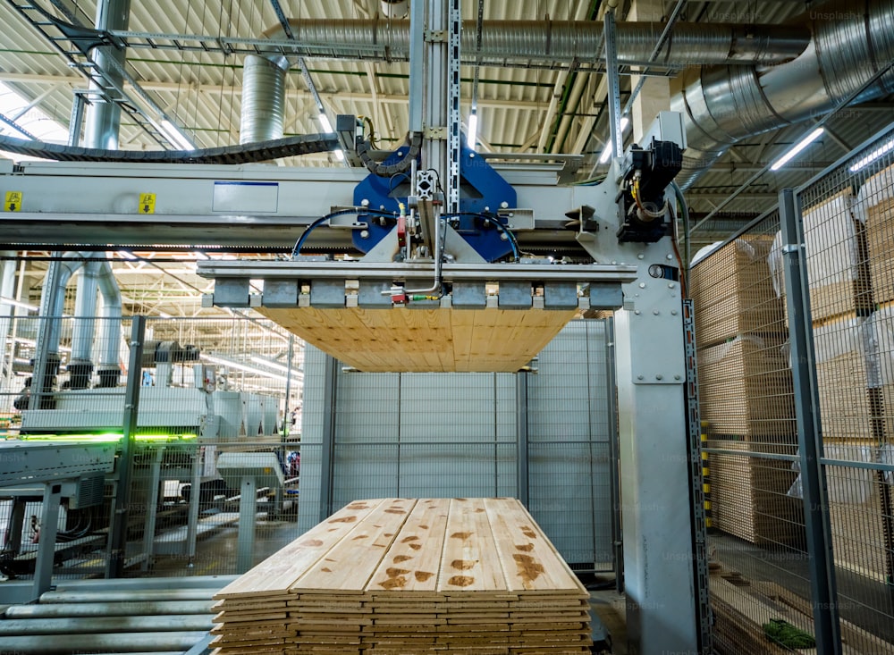 Produktionslinie der Holzbodenfabrik. CNC-Automat für die Holzbearbeitung. Industrieller Hintergrund