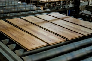 Produktionslinie der Holzbodenfabrik. CNC-Automat für die Holzbearbeitung. Industrieller Hintergrund