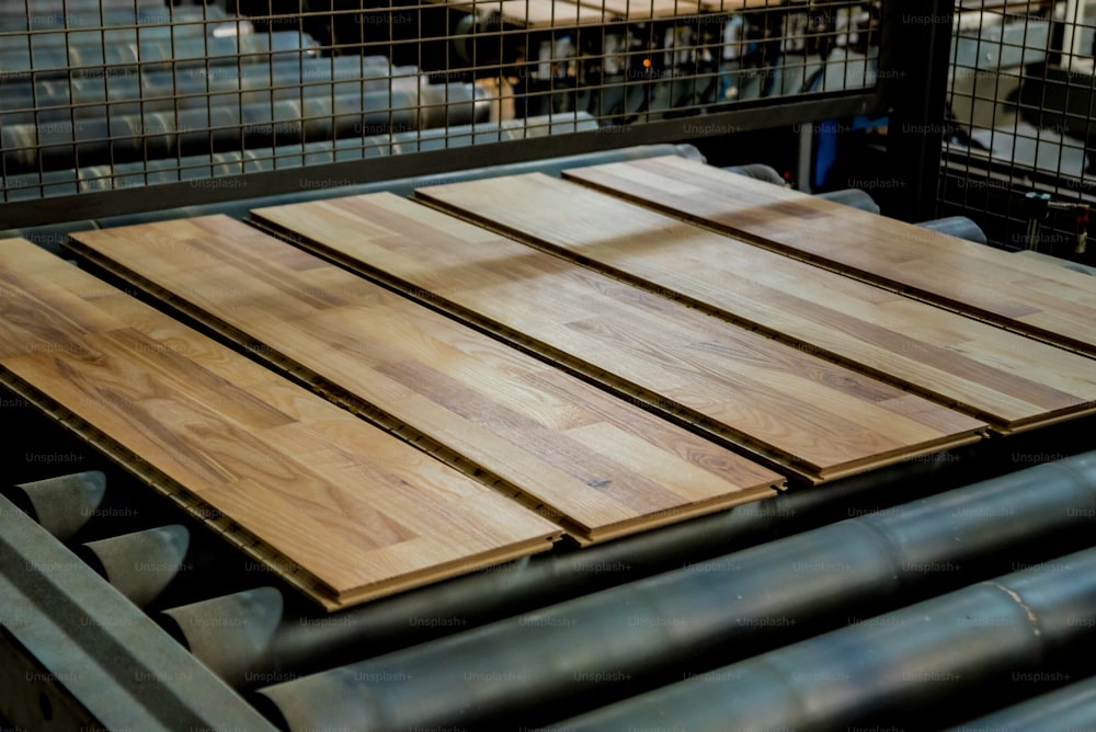 Ligne de production de l’usine de planchers en bois. Machine à bois automatique CNC. Contexte industriel