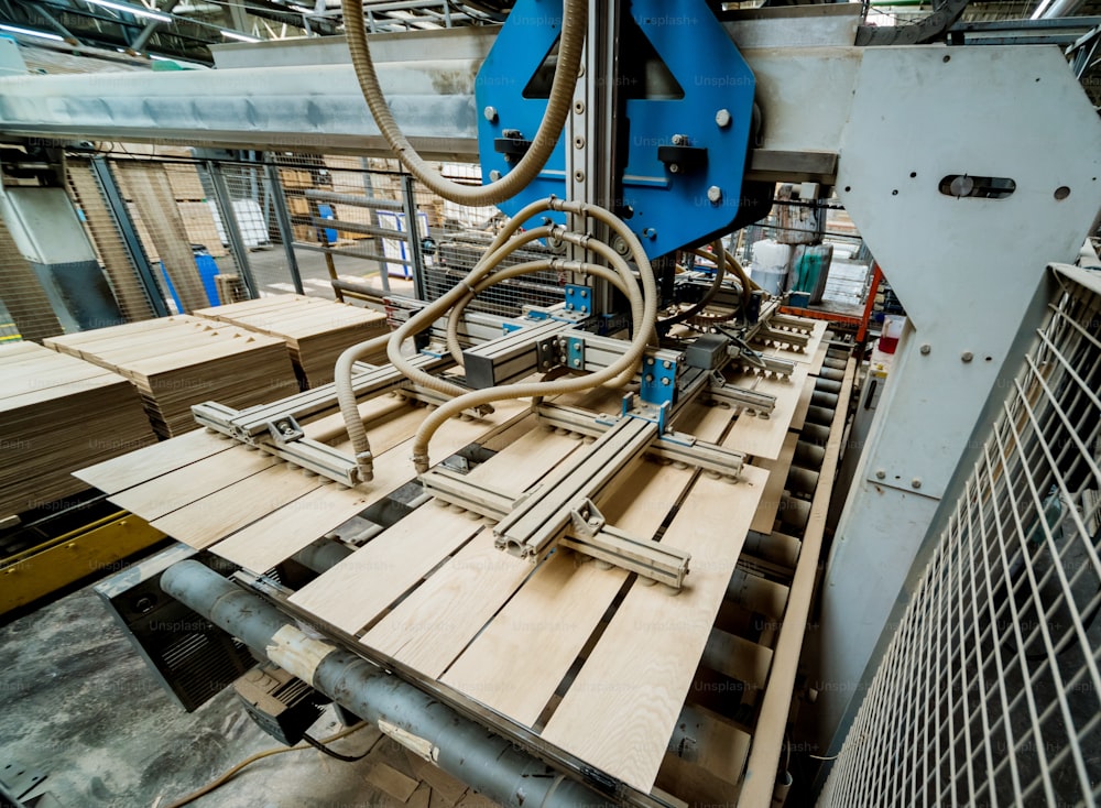 木製の床工場の生産ライン。CNC自動木工機械。産業の背景