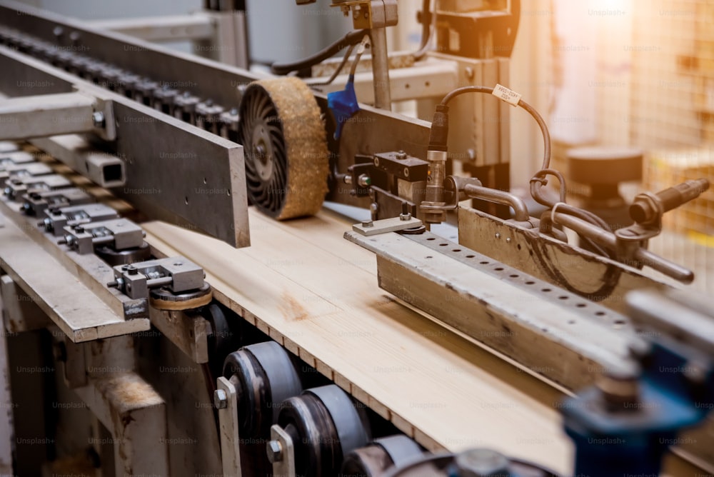 Linha de produção da fábrica de piso de madeira. Máquina de marcenaria automática CNC. Fundo industrial