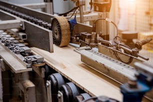 Ligne de production de l’usine de planchers en bois. Machine à bois automatique CNC. Contexte industriel