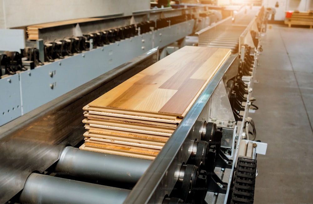 Linha de produção da fábrica de piso de madeira. Máquina de marcenaria automática CNC. Fundo industrial