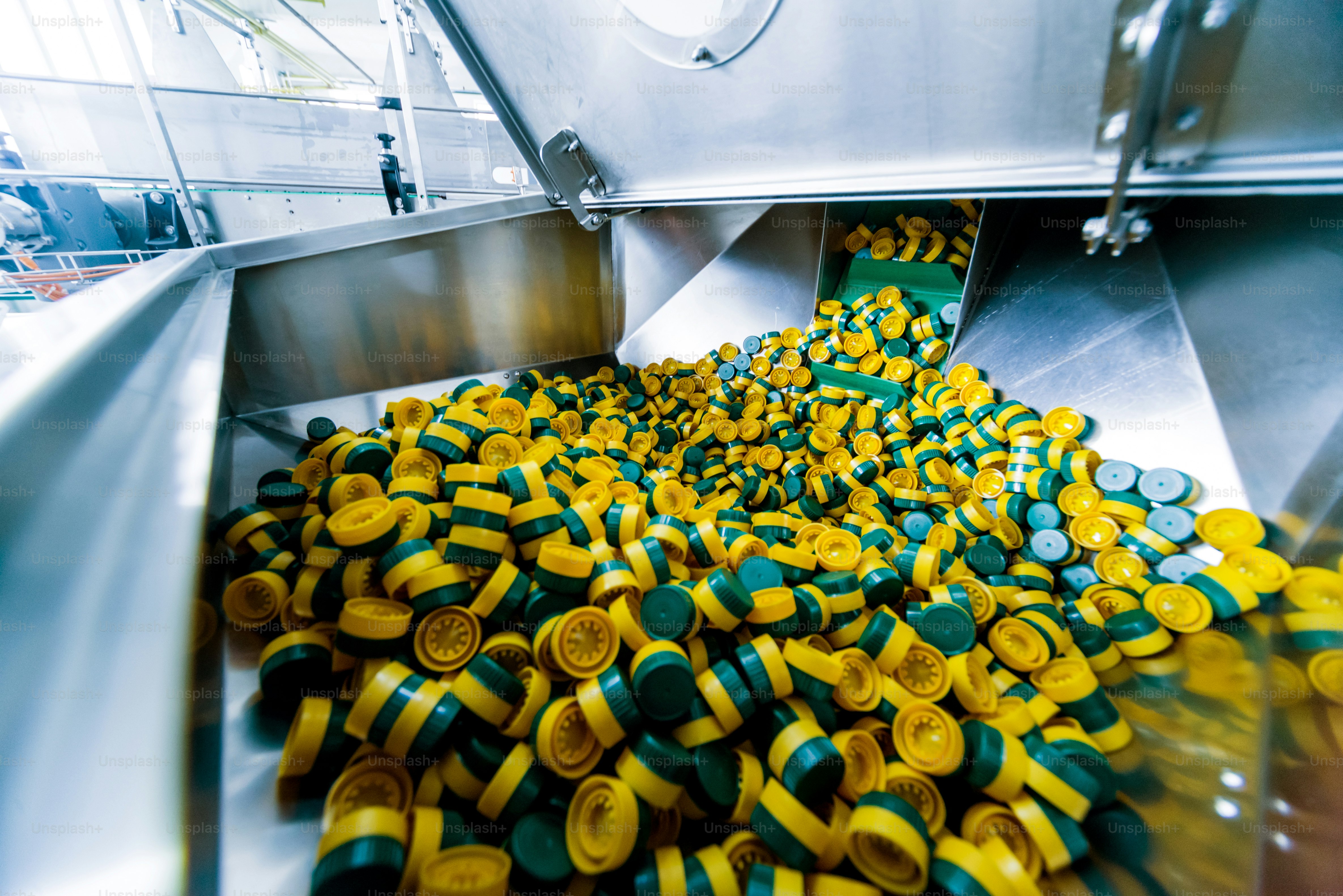 自動充填機はペットボトルに水を注ぎます。醸造生産。産業の背景。コルクマシン