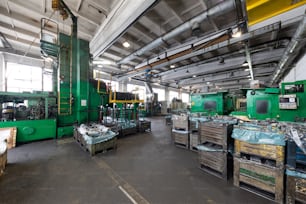 Foto del moderno taller de fabricación automática de automóviles. El interior de un gran edificio industrial de fábrica con construcciones de acero. Planta de producción de automóviles. Concepto industrial.