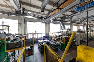 Foto der modernen Werkstatt für die automatische Automobilherstellung. Fabrik mit Stahlkonstruktionen. Werk der Automobilproduktion. Hintergrund der Industrielandschaft.