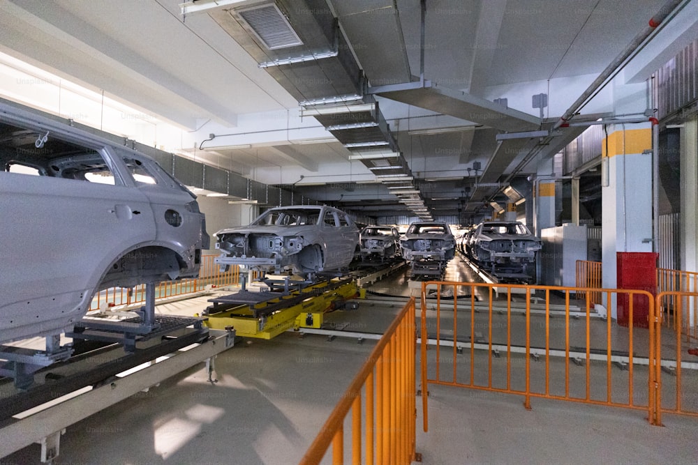 Les carrosseries sont sur la chaîne de montage. Industrie automobile moderne. Une voiture en cours de vérification avant d’être peinte dans une entreprise de haute technologie.