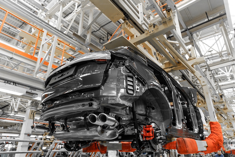 自動車生産ラインの写真。車体の溶接。現代の自動車組立工場。自動車産業。ハイテク工場の内部。