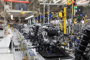Linha de montagem automatizada de mecânica de automóveis. Fábrica da indústria automóvel