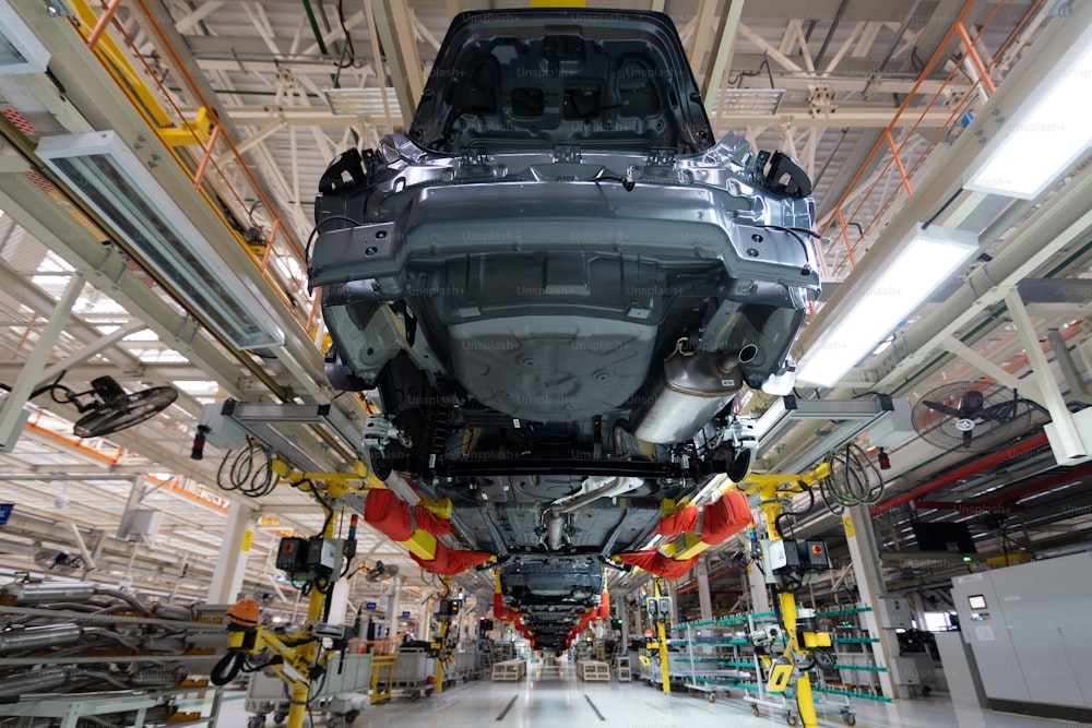 Automatisiertes Auto-Fließband. Werk der Automobilindustrie. Werkstatt für Produktion und Montage von Maschinen untenansicht
