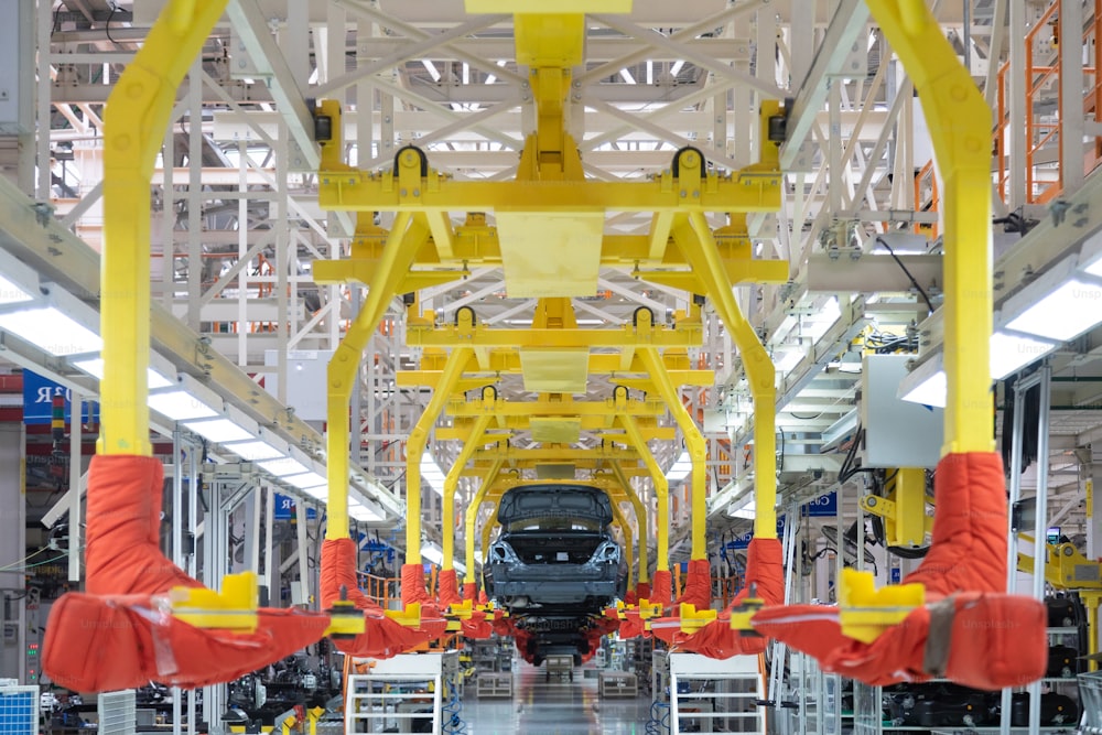 Línea de montaje automatizada de coches. planta de la industria automotriz. Taller de producción y montaje de máquinas. Almacén de coches nuevos