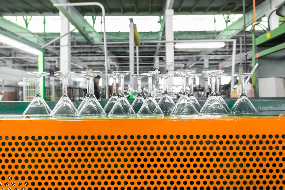 Produzione di vetro in fabbrica calici in fila