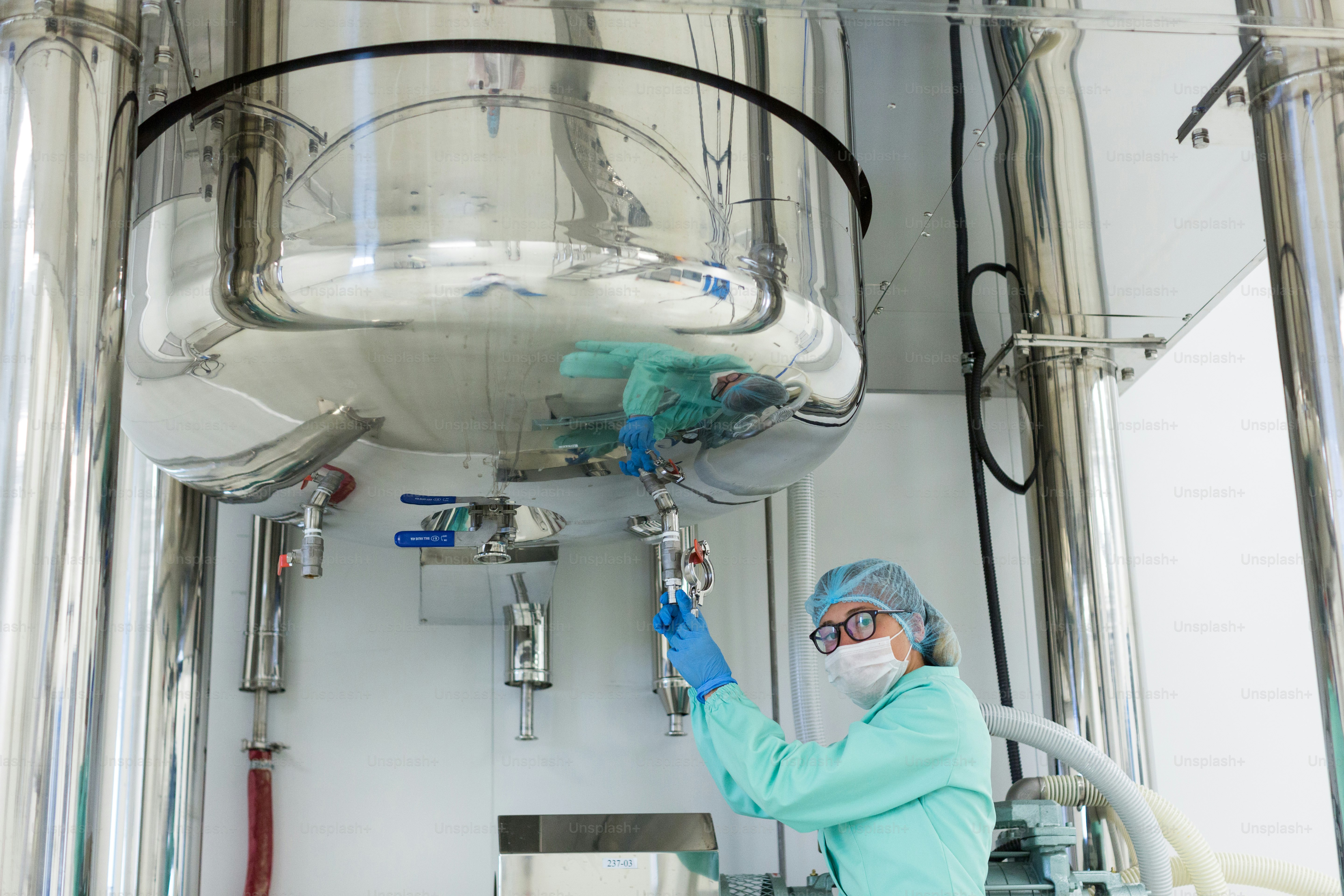 Wissenschaftlerin unter dem verchromten Tank