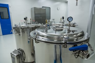 tanque cromado de aço com medidor de pressão em laboratório limpo
