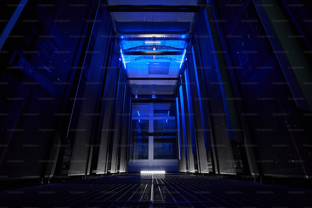Imagen de vista frontal de la sala de servidores oscura moderna con diferentes bastidores de servidores