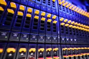 Discos rígidos de armazenamento conectado à rede garantindo a segurança dos dados das informações privadas em servidores em nuvem